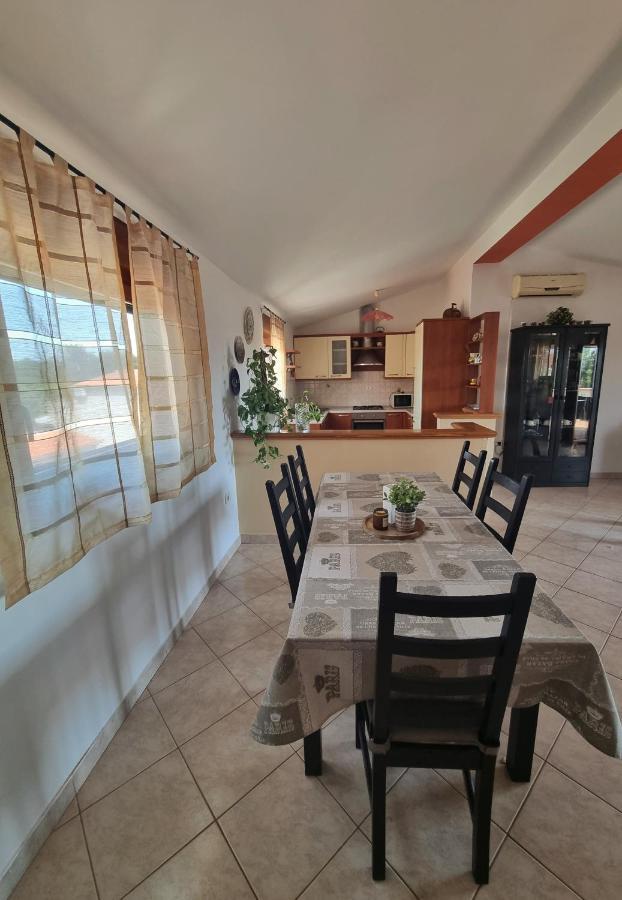 Šišan Sunny Apartment With Pool מראה חיצוני תמונה